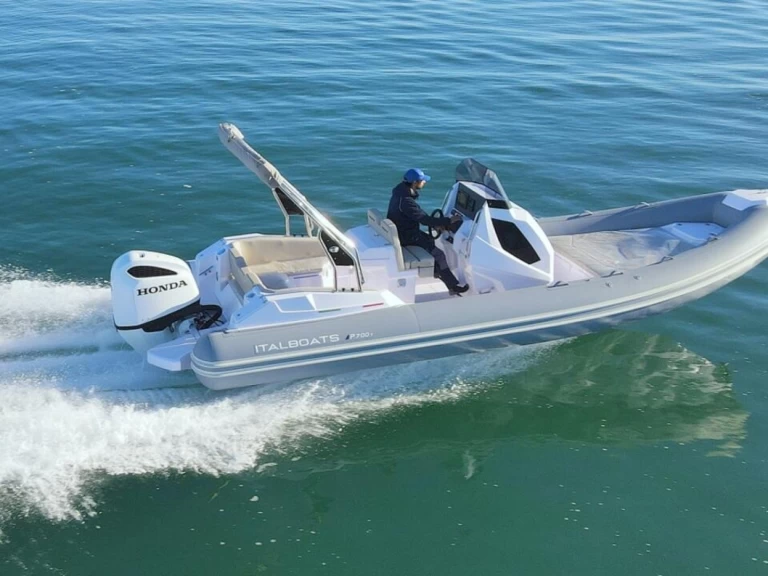 Pronájem Polotuhá loď v Pula -Italboats Predator 700 T