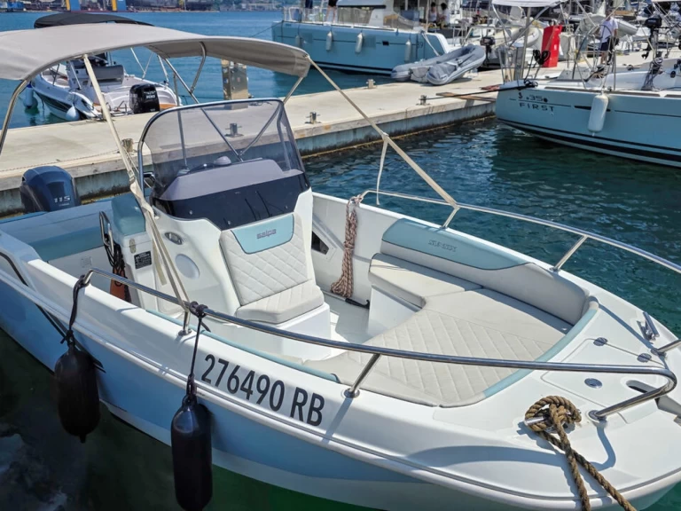 Pronajmout si Salpa Salpa Sunsix v Pula