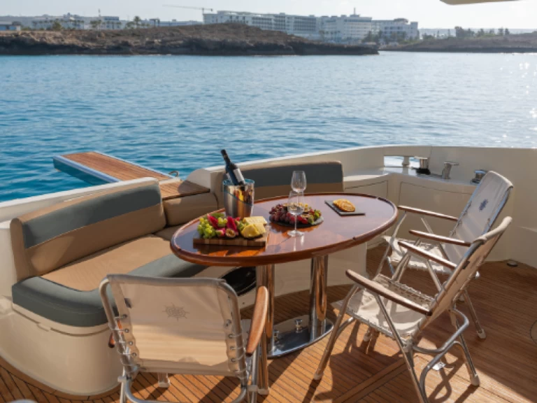 Pronajmout si Azimut Azimut 62 v Ayia Napa