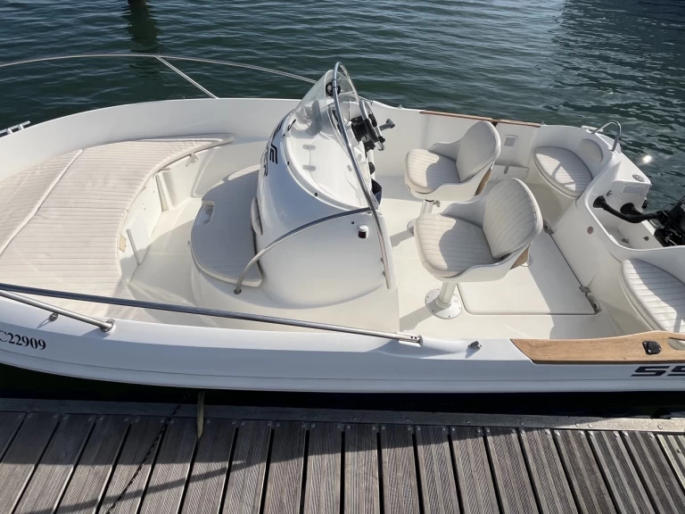 Pronájem Motorová loď Bénéteau s licencí