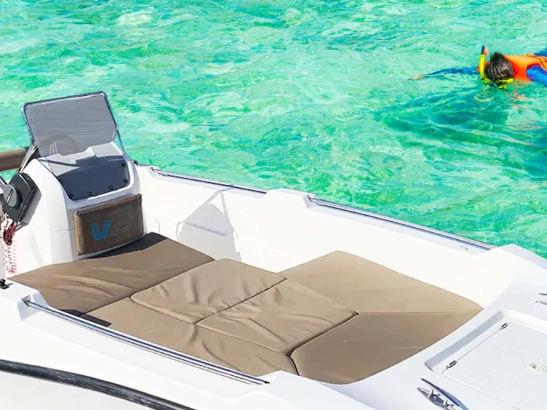 Pronájem Motorová loď V2 BOATS s licencí