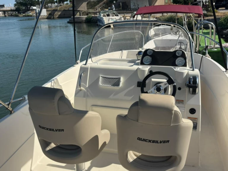 Quicksilver Activ 605 Open jednotlivci a charterové společnosti v Carnon-Plage