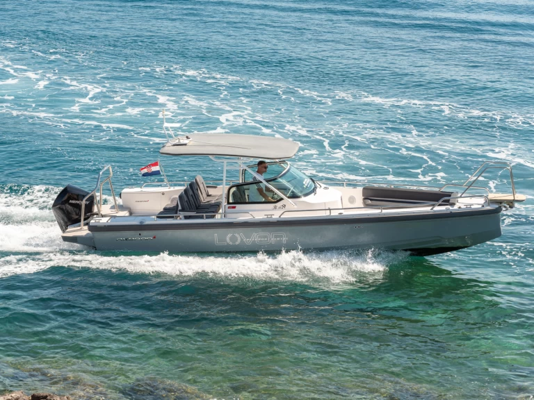 Pronájem Motorová loď Axopar s licencí