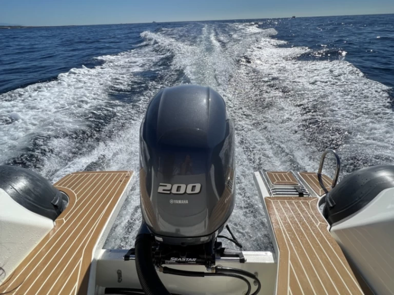 Pronájem Polotuhá loď Capelli s licencí