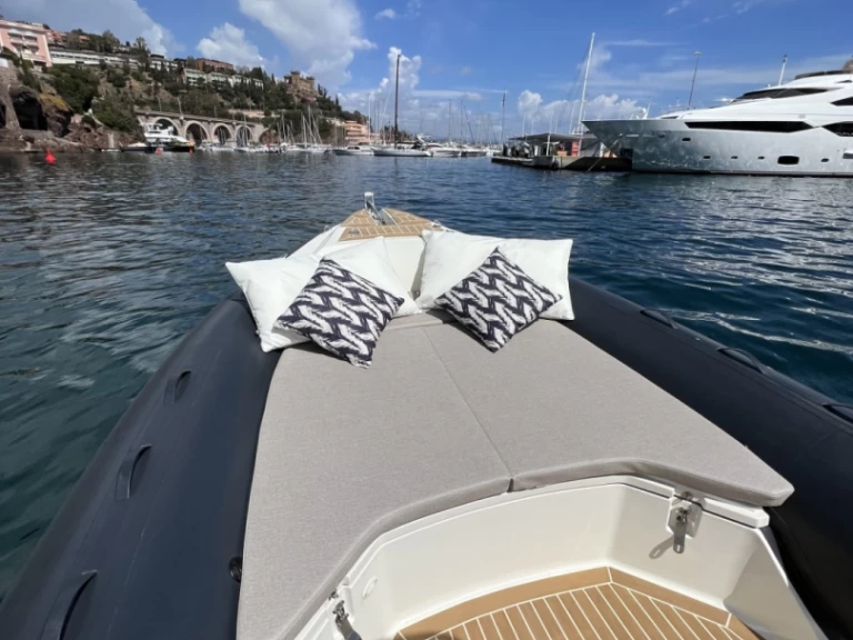 Polotuhá loď k pronájmu v Golfe-Juan za nejlepší cenu