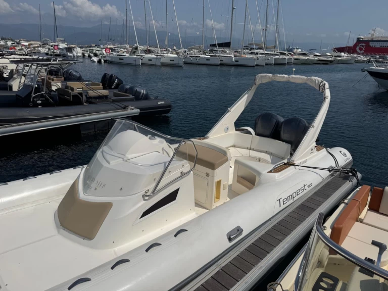 Pronájem lodi Porto-Vecchio lákavé ceny Tempest 1000 CC