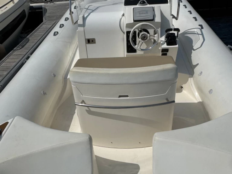 Pronajmout si Capelli Tempest 1000 CC v Porto-Vecchio