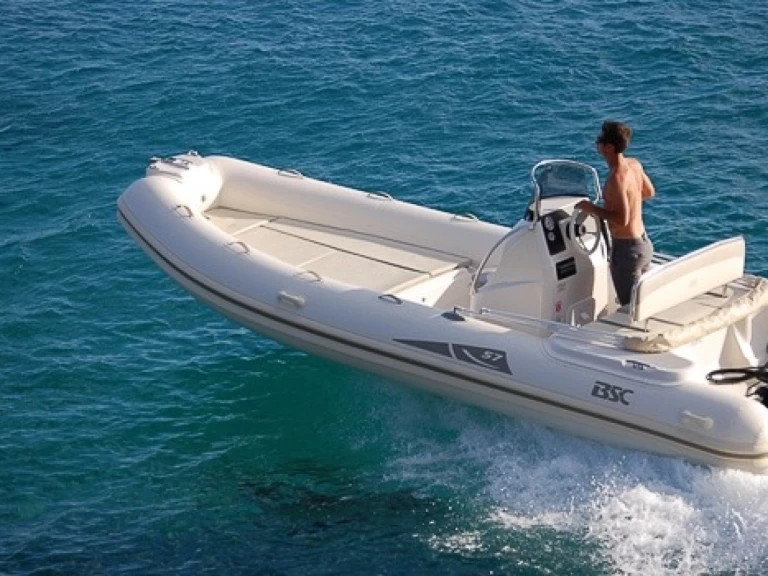 Polotuhá loď k pronájmu v Appietto za nejlepší cenu