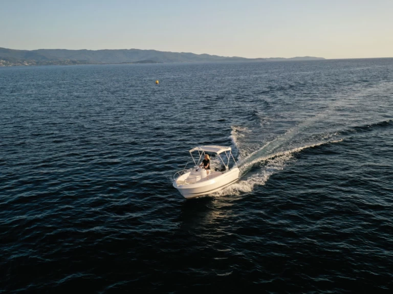 Pronajmout Motorová loď se skipperem či ne B2 Marine v Appietto