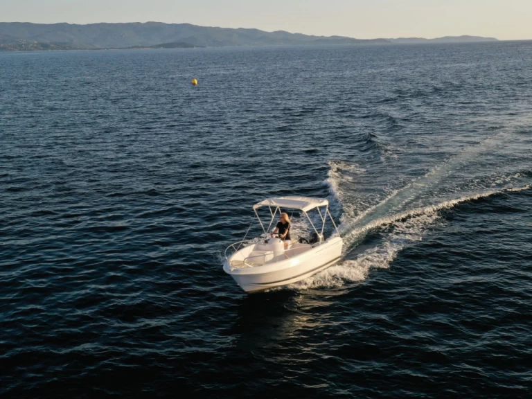 Pronajmout si B2 Marine CAP FERRET 472 SUNDECK v Ajaccio