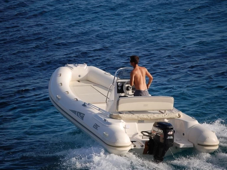 Pronajmout Polotuhá loď se skipperem či ne Bsc v Appietto