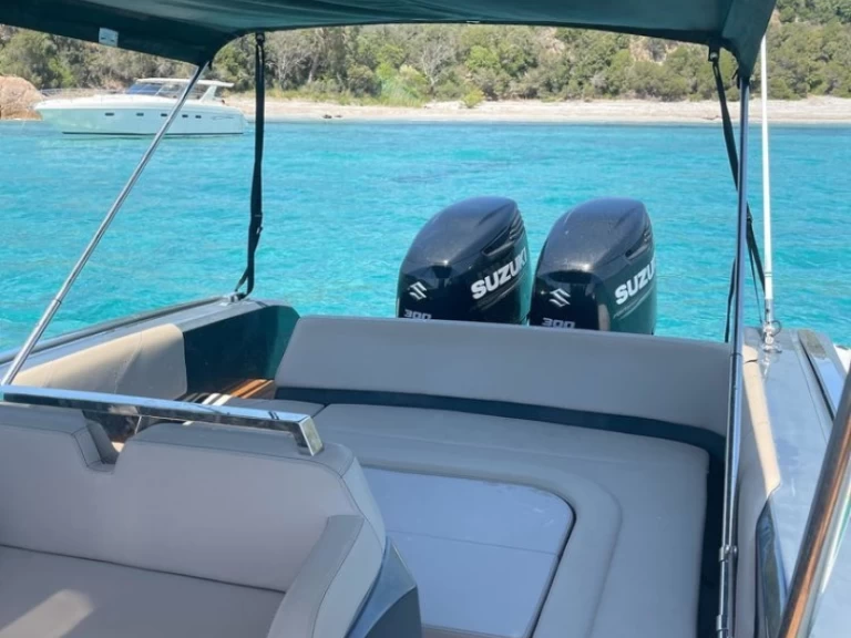 Polotuhá loď k pronájmu v Ajaccio za nejlepší cenu