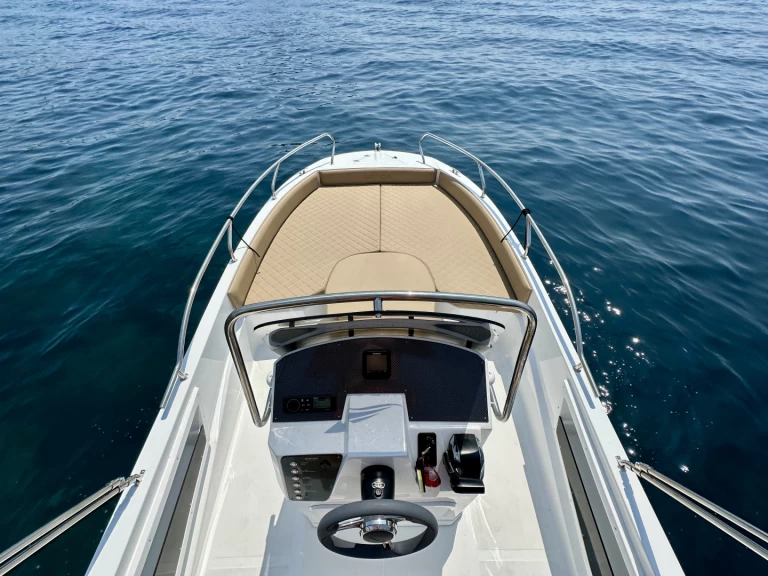 Pronájem lodi Roses lákavé ceny Q20