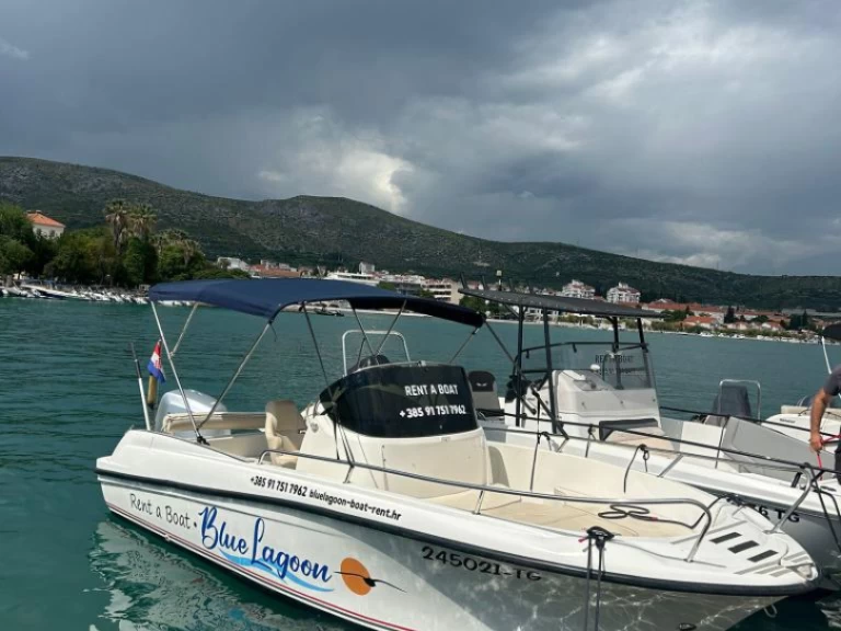 Motorová loď k pronájmu v Poljica za nejlepší cenu