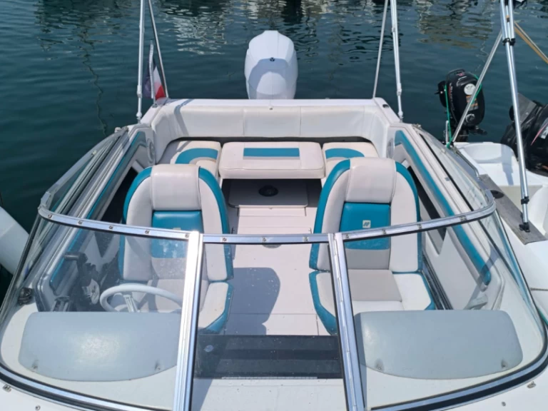 Pronájem Motorová loď v Saint Raphael -Four Winns Sundowner 195