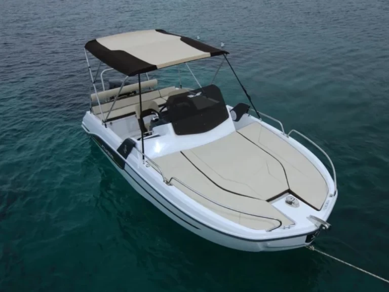 Pronajmout Motorová loď se skipperem či ne Jeanneau v Les Salins d'Hyères