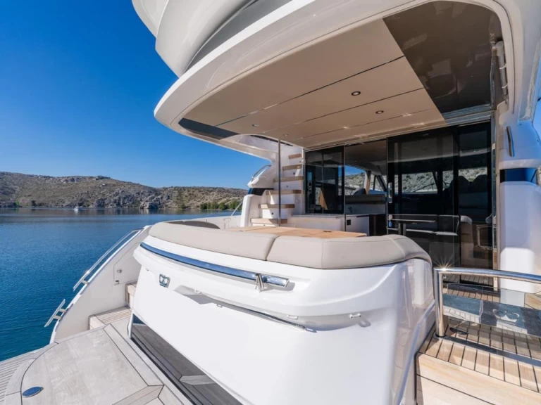 Pronajmout Jachta se skipperem či ne Princess v Antibes