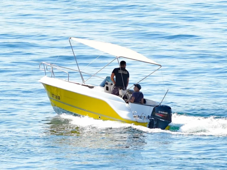 Marinello 520 jednotlivci a charterové společnosti v Hvar 