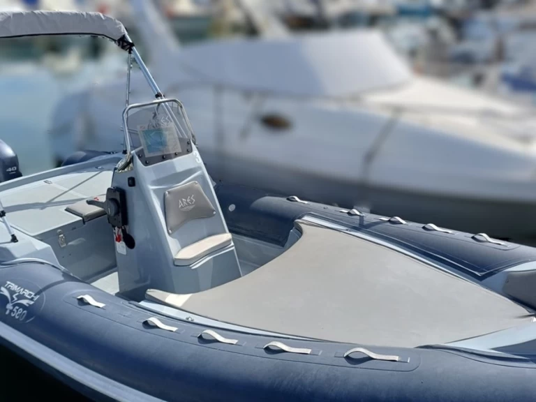 Trimarchi Trimarchi 580 jednotlivci a charterové společnosti v Alghero