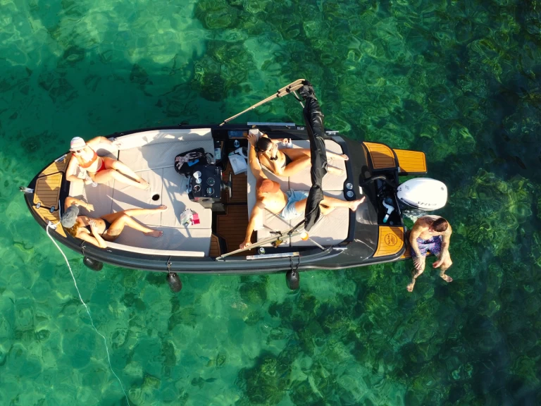 AQUA51 550 jednotlivci a charterové společnosti v Sant Antoni de Portmany