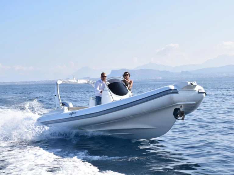 Polotuhá loď k pronájmu v Palermo za nejlepší cenu