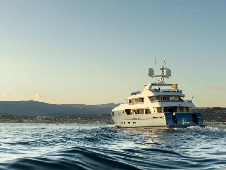 Pronájem jachty v Cannes -Concept-Marine Custom tri-deck 42 Metre na Samboatu