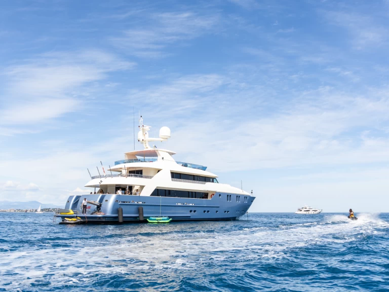 Concept-Marine Custom tri-deck 42 Metre jednotlivci a charterové společnosti v Cannes