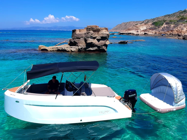 Pronájem Motorová loď Valory s licencí