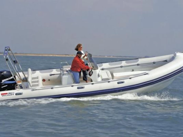 Pronájem lodi Valiant Valiant 750 Cruiser v Arzon na Samboatu