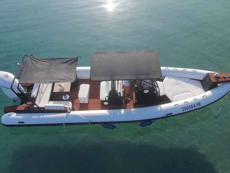 Pronájem Polotuhá loď Rib s licencí