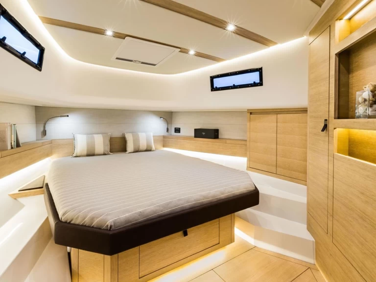 Cantiere Del Pardo 43 jednotlivci a charterové společnosti v Saint Raphael