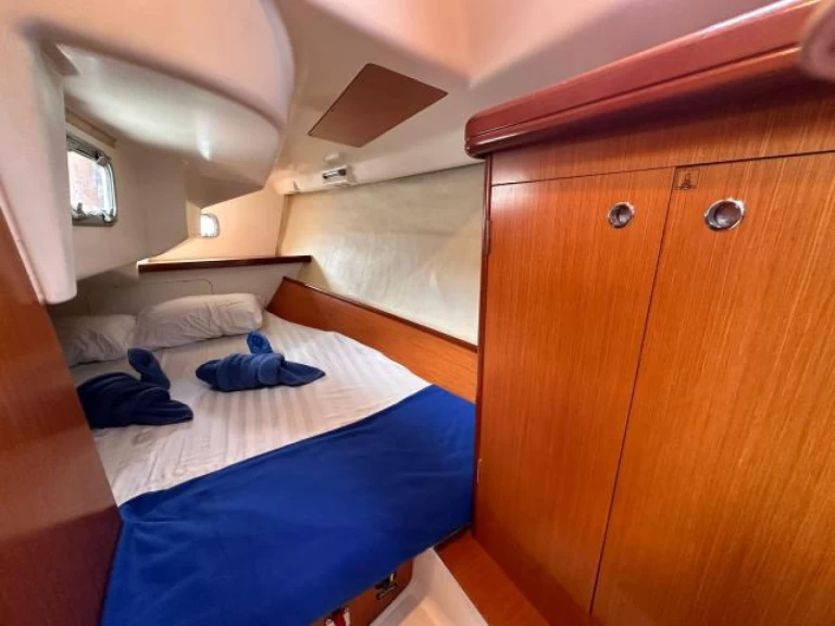 Jeanneau OCEANIS 323 (2 CAB) jednotlivci a charterové společnosti v Mai Khao