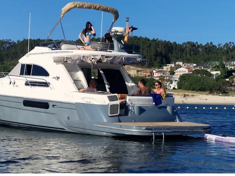 Pronájem lodi Sanxenxo lákavé ceny Sealine 350 Fly