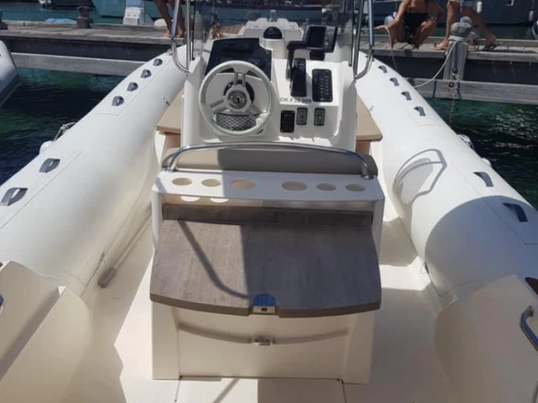 Pronajmout si Capelli Tempest 700 Sun v Hyeres