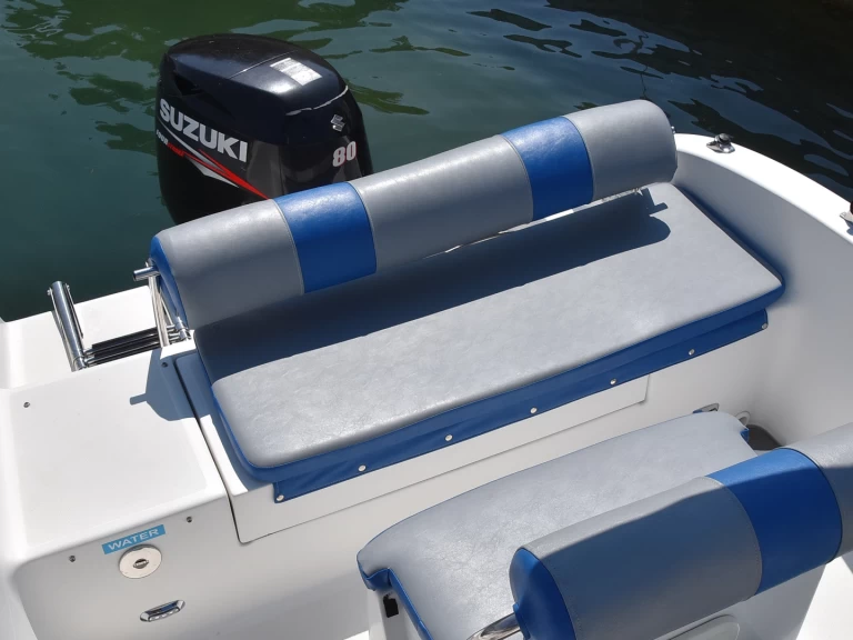 Pronajmout Motorová loď se skipperem či ne Holiday v Červar-Porat