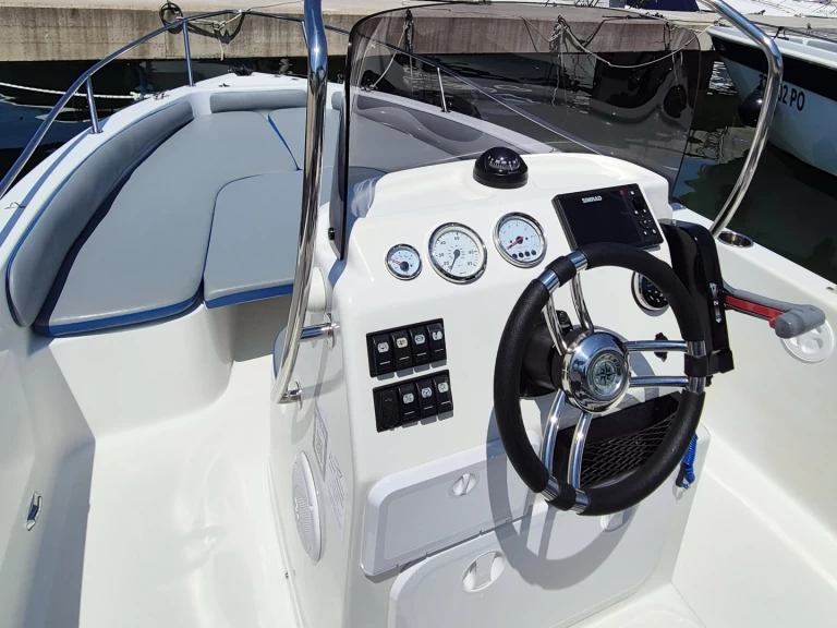 Motorová loď k pronájmu v Červar-Porat za nejlepší cenu