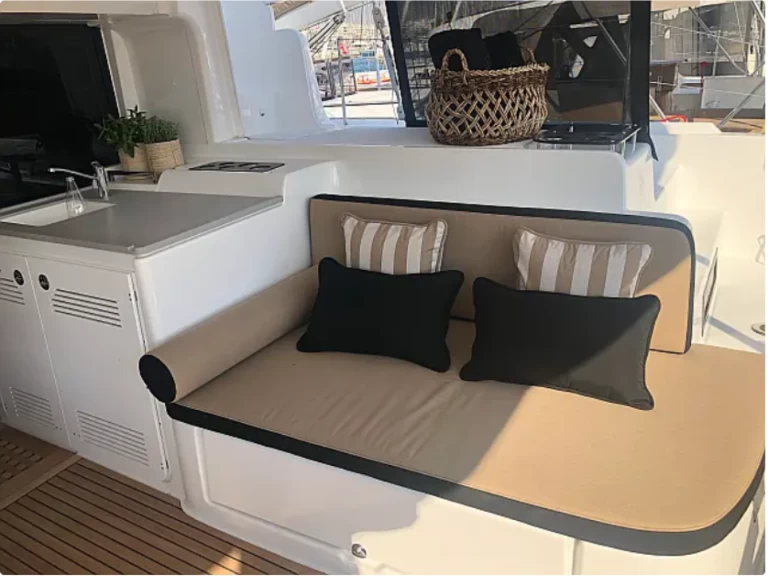 Pronajmout Katamarán se skipperem či ne Lagoon v Alimos