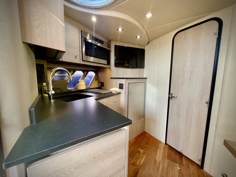 Pronájem Jachta Cruisers s licencí