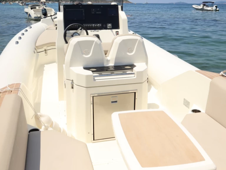 Pronájem Polotuhá loď Capelli s licencí