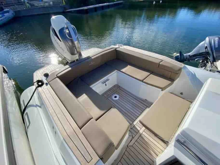 Pronajmout si Renier Renier R8 Tourer v Palermo