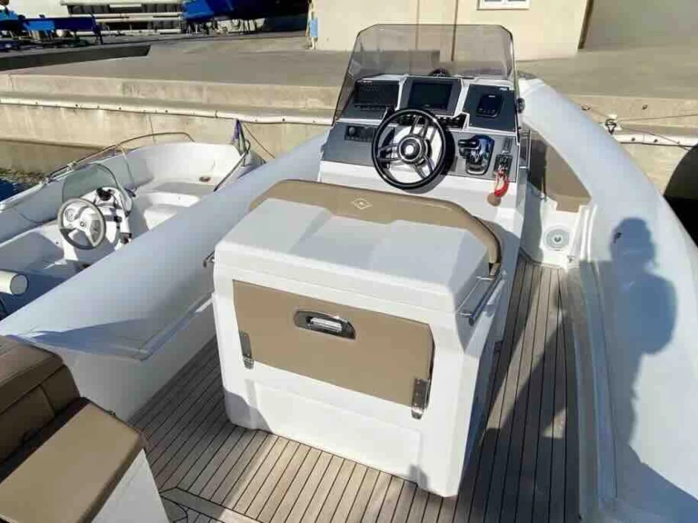 Pronájem lodi Palermo lákavé ceny Renier R8 Tourer