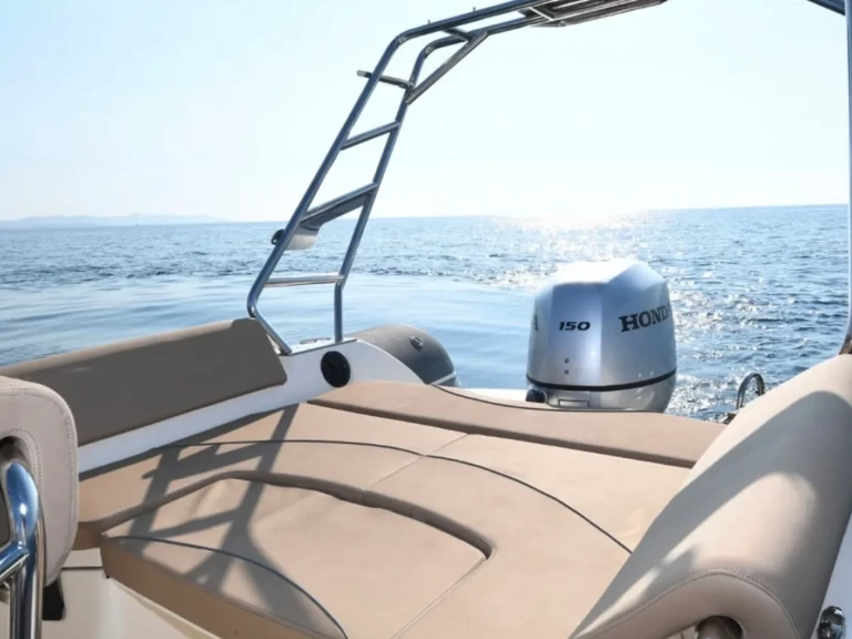 Pronájem Polotuhá loď Bwa s licencí