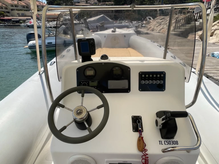 Polotuhá loď k pronájmu v La Madrague za nejlepší cenu