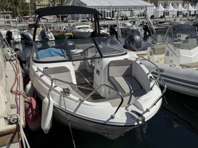 Pronájem Motorová loď Jeanneau s licencí