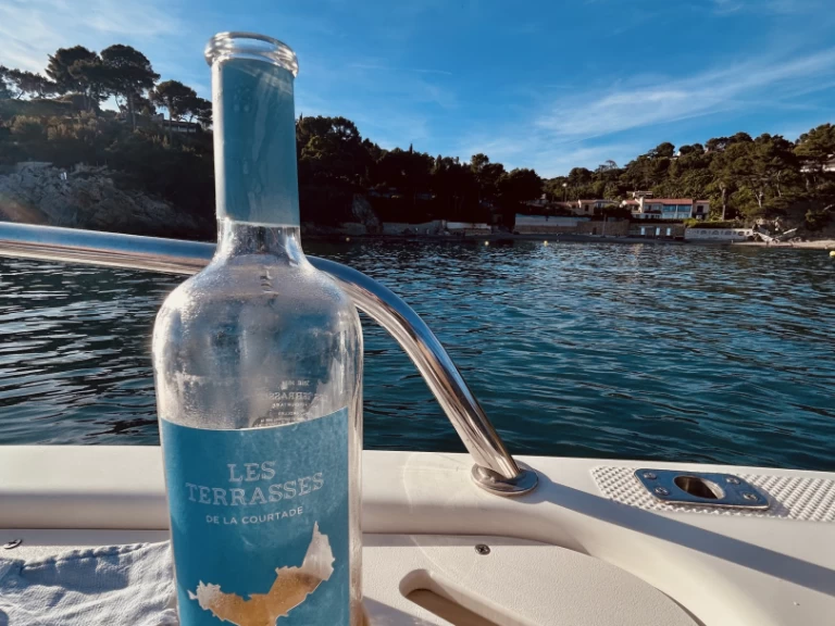 Pronajmout si Quicksilver Activ 755 Sundeck v Toulon