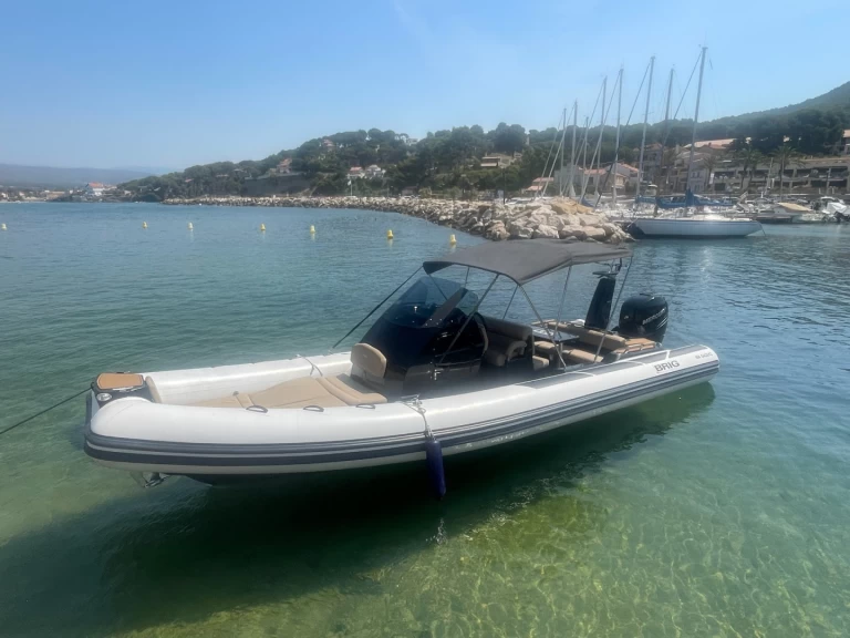 Brig Eagle 8 jednotlivci a charterové společnosti v La Madrague