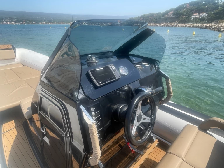 Pronajmout si Brig Eagle 8 v La Madrague