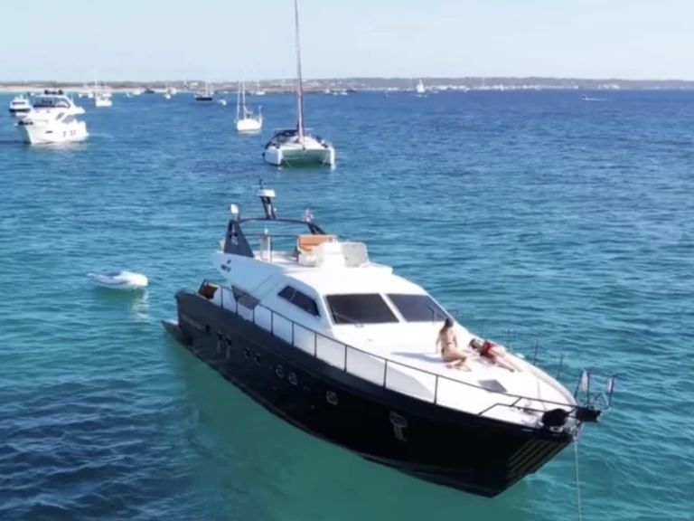 Pronájem Jachta Ferretti s licencí