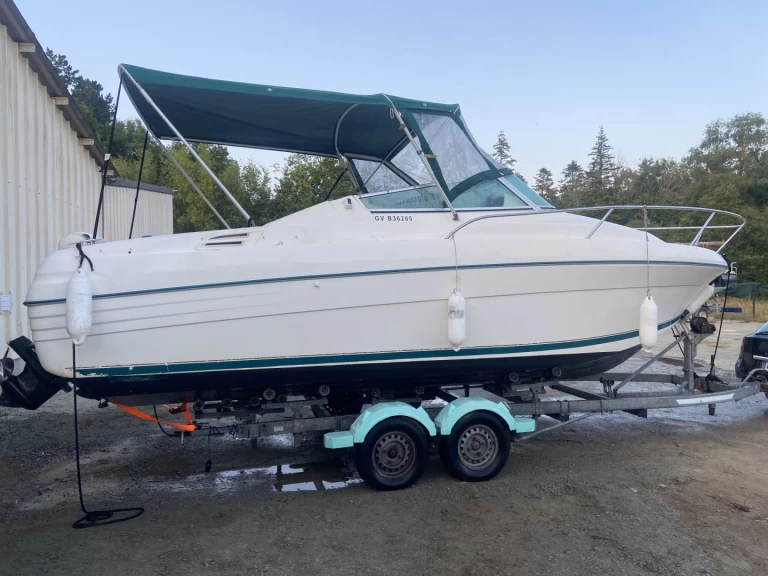 Pronájem Motorová loď Jeanneau s licencí