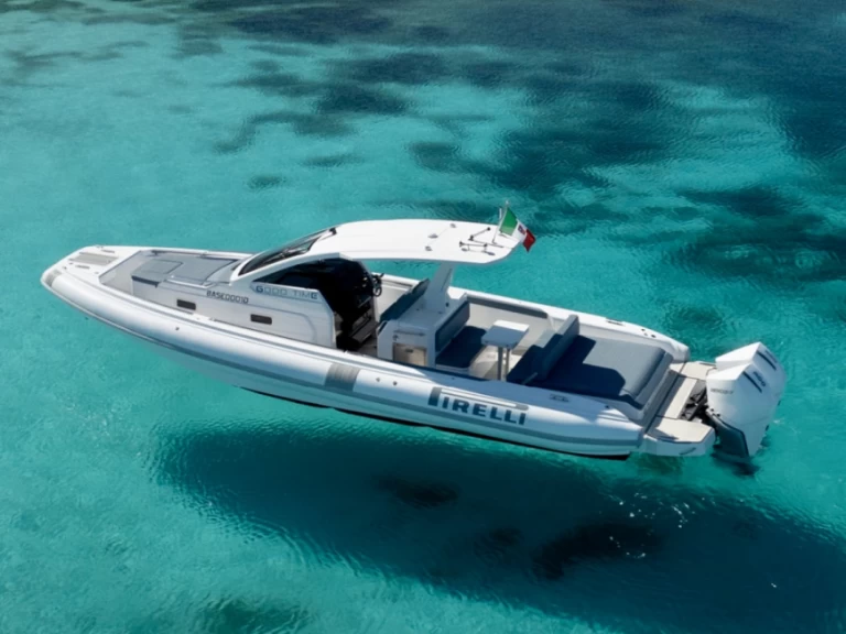 Pirelli Pirelli 35 jednotlivci a charterové společnosti v Porto Cervo